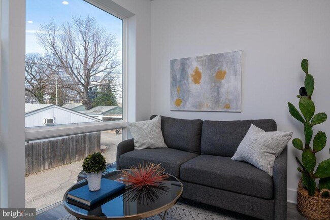 Building Photo - 818 Bladensburg Rd NE