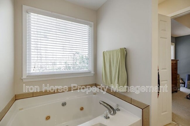 Building Photo - 174 Hidden Timber Ln