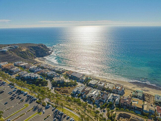 Building Photo - Remodeled 2 Bed, 2 Bath Condo with Ocean V...