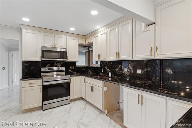 Building Photo - 23944 Fordson Dr