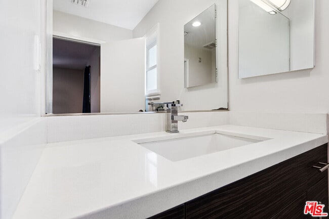 Building Photo - 2317 Scarff St