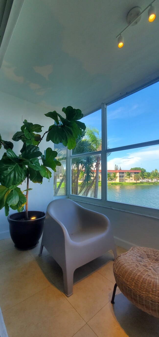 Building Photo - 18901 NE 14th Ave