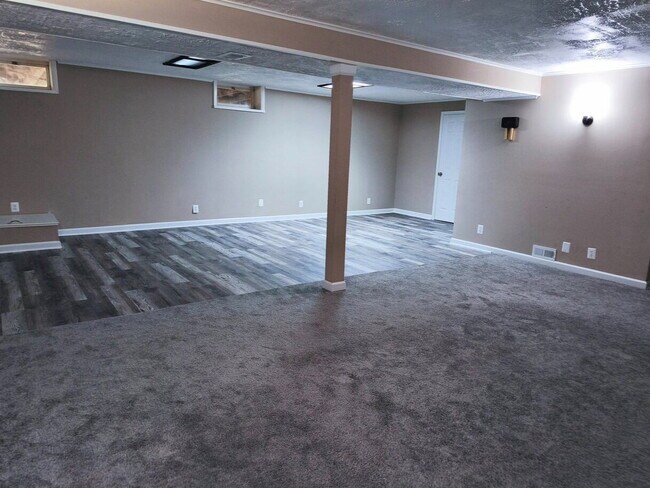 Building Photo - Inviting Townhome in Sterling with Spaciou...