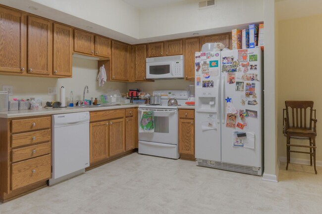 Building Photo - Hillcrest - 612/614