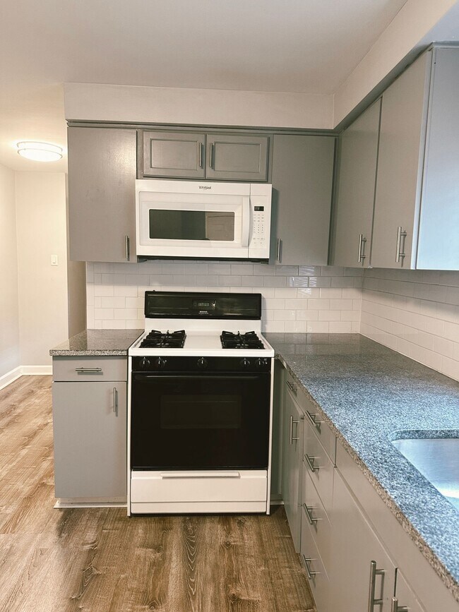 Building Photo - NEWLY RENOVATED 2 BEDROOM IN THE HEART OF SOUTHSIDE!
