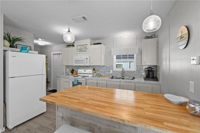 Building Photo - 1747 Beverly Dr