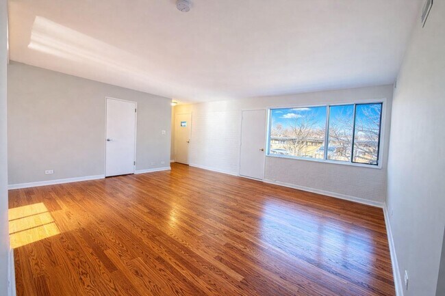 Building Photo - 10 Garden Dr