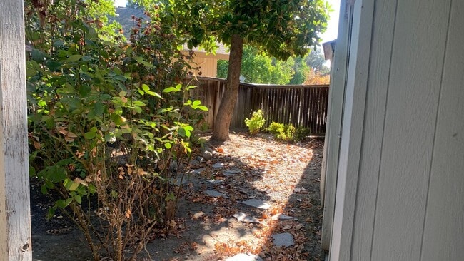 Building Photo - Adorable well maintained 3 bedroom 2 bath ...