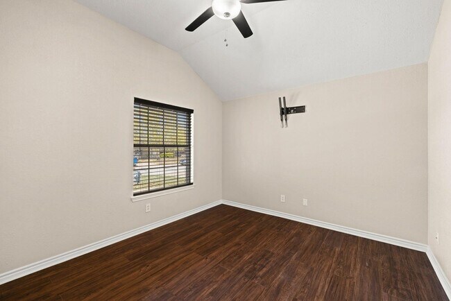 Building Photo - 820 Mica Ln