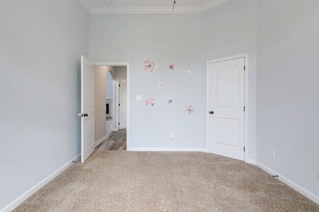 Building Photo - mega Huge wow. 4 bed 3 bath.