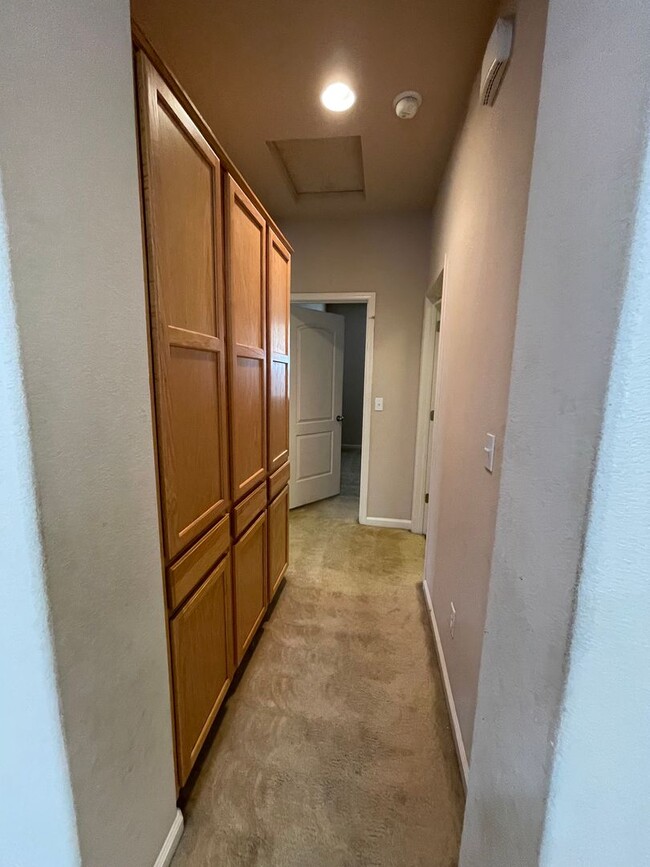 Building Photo - This charming 3/bed 2/bath welcomes you home.