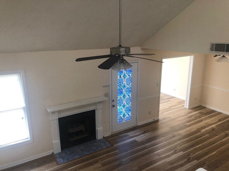 Building Photo - 1609 Homestead Trl