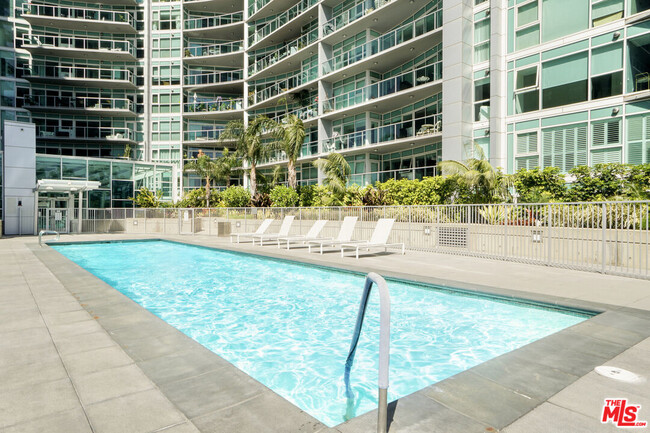 Building Photo - 13600 Marina Pointe Dr