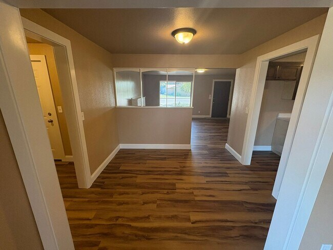 Building Photo - 3 Bedroom/2 Bath single story home