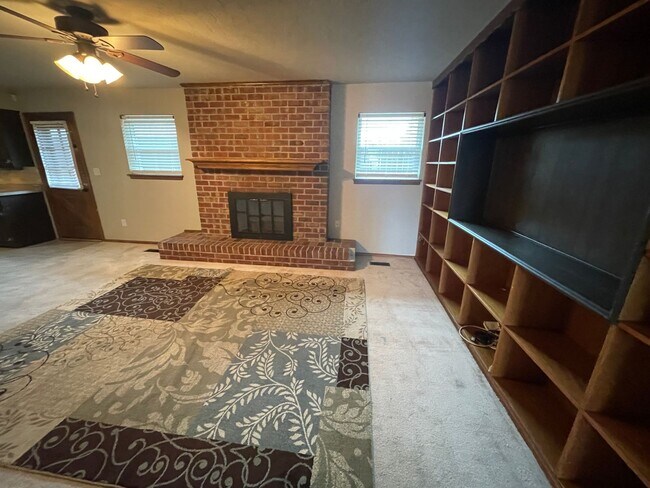 Building Photo - Large 2 bed! two bath, 2 car garage on a c...