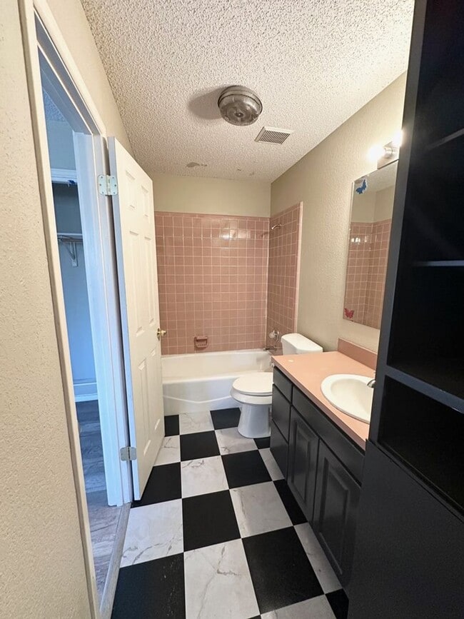 Building Photo - 5 Bedroom 3.5 Bath Ready to Rent ASAP!