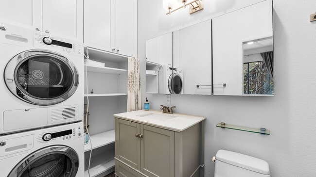 Building Photo - Beautiful 2Br/2Ba Townhome In Little Italy With Views Of The Bay! 3D Tour Link in Description Below!