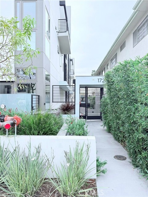 Building Photo - 1729 S Barrington Ave