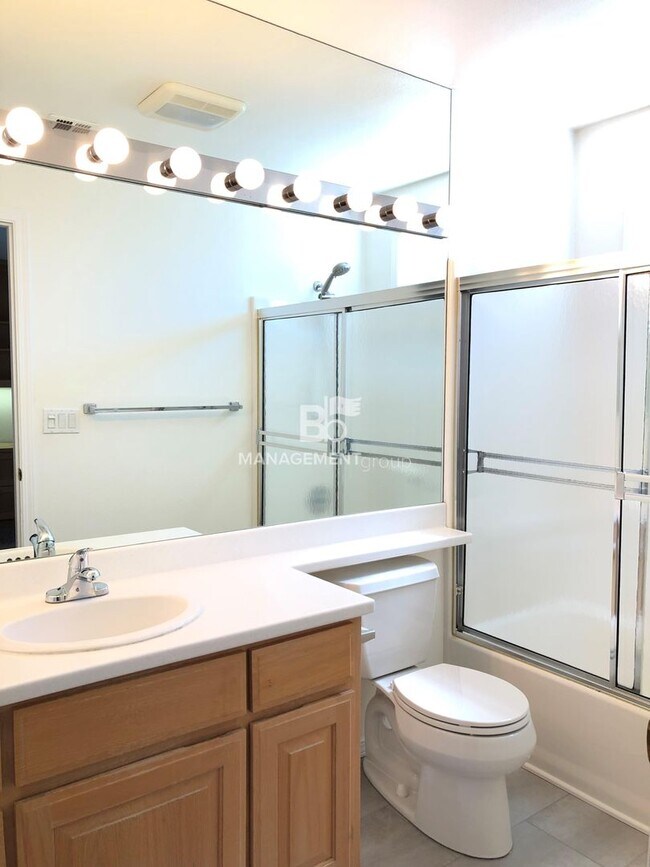 Building Photo - Gorgeous John's Landing Townhome- Luxurious Interior Renovation!