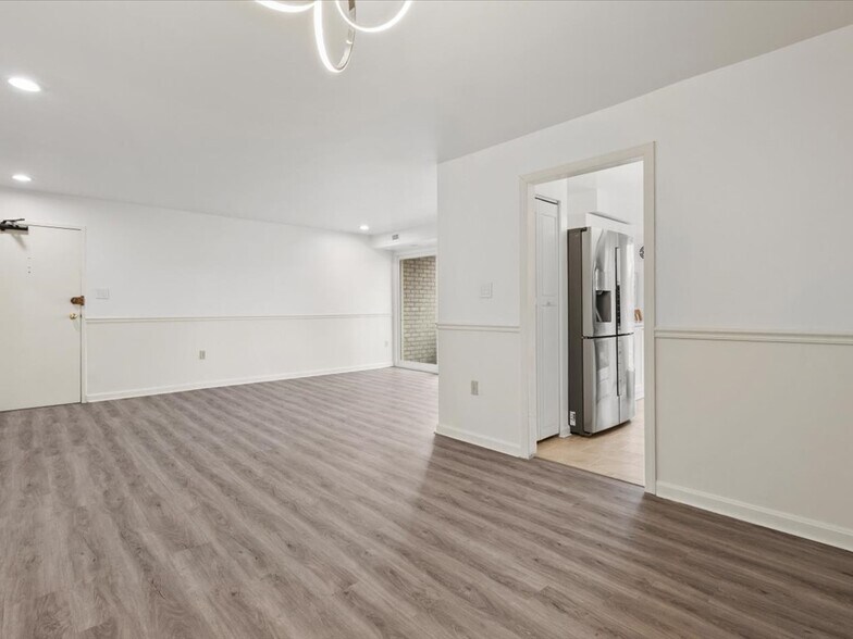 Building Photo - 5608 Bloomfield Dr