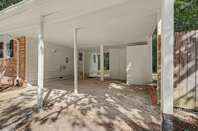 Building Photo - Ranch Home on Private lot in Chapel Hill