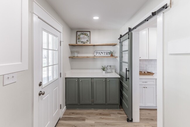 Building Photo - Close to downtown Athens! Beautifully renovated home with charm!