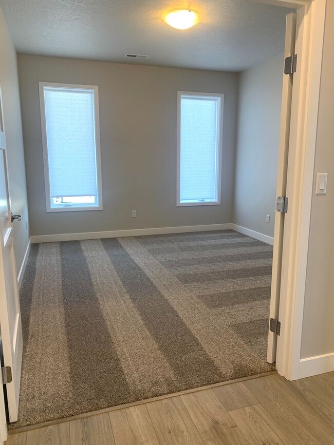 Building Photo - Beautiful newer construction home in Richl...