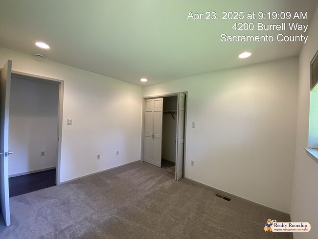 Building Photo - Sprawling Ranch with Open Floorplan & Exce...