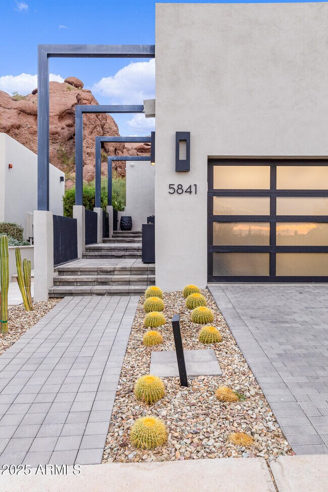 Building Photo - 5841 N Echo Canyon Cir