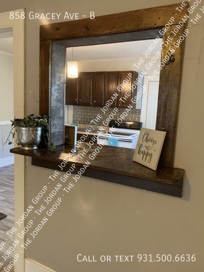 Building Photo - 858 Gracey Ave