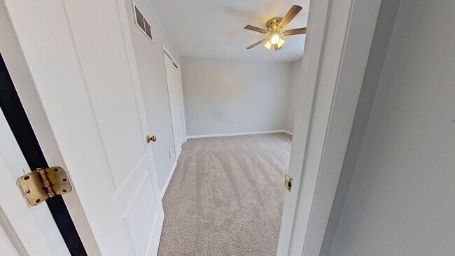 Building Photo - Comfortable Townhome in Convenient Location