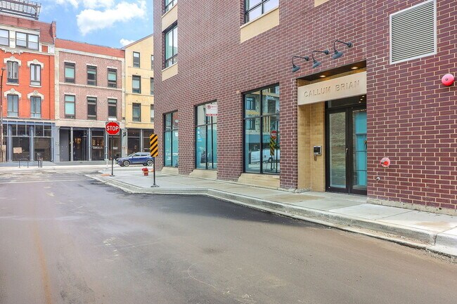 Primary Photo - 680 N Milwaukee Ave