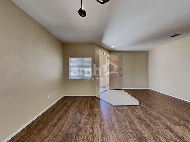 Building Photo - 1115 W Calle Puesta del Sol