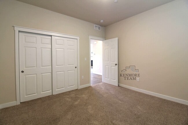 Building Photo - 2335 Bellaview Ave