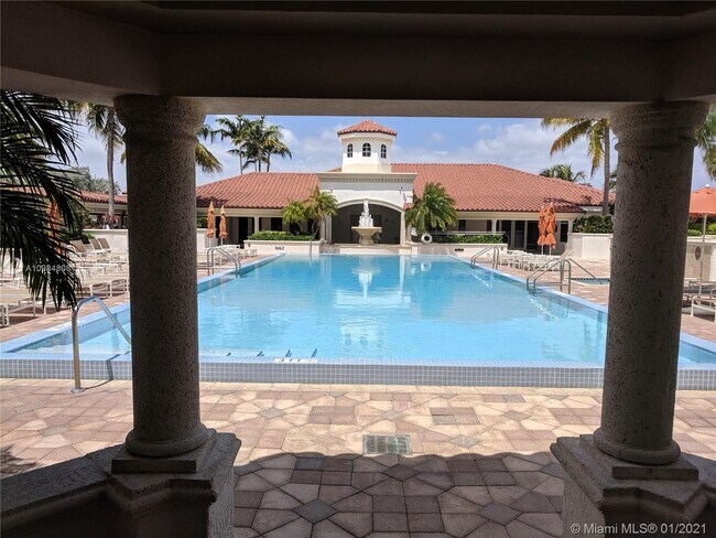 Building Photo - 20000 E Country Club Dr