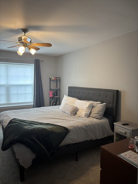 Master bedroom with king bed - 44 Ebony Ct