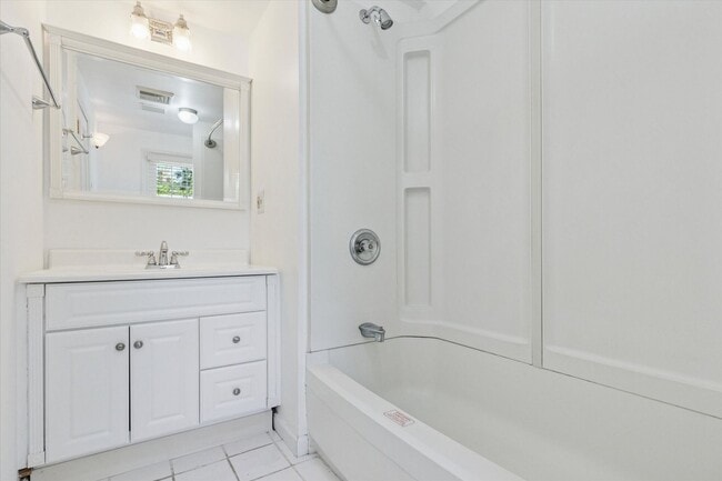 Building Photo - Renovated 2-Bed Carriage Home with Private...