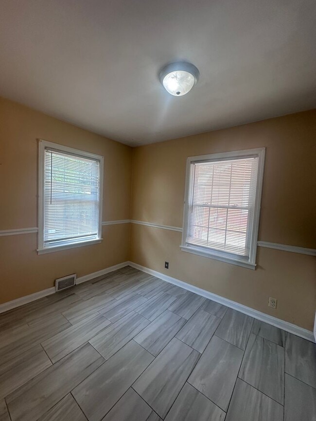 Building Photo - Hikes Point 3+ bedroom home with finished basement and garage