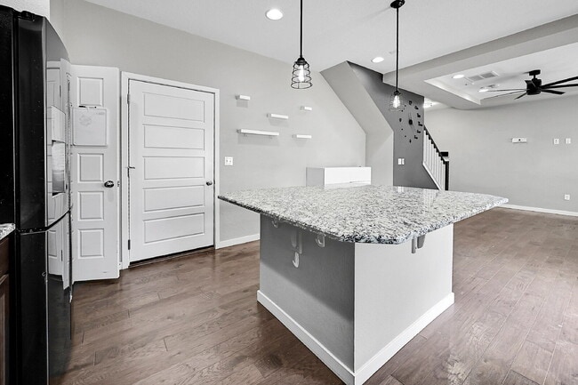 Building Photo - $2,550.00, 3 bed, 2.5 bath located in Colo...