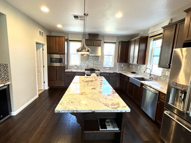 Building Photo - 215 Burbank St