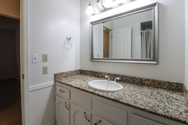 Building Photo - Located in South Tulsa - 3 Bedroom Home!!