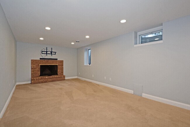 Building Photo - Beautiful 3-Bed 3-Bath Home in Golden Valley - Available 6/1!