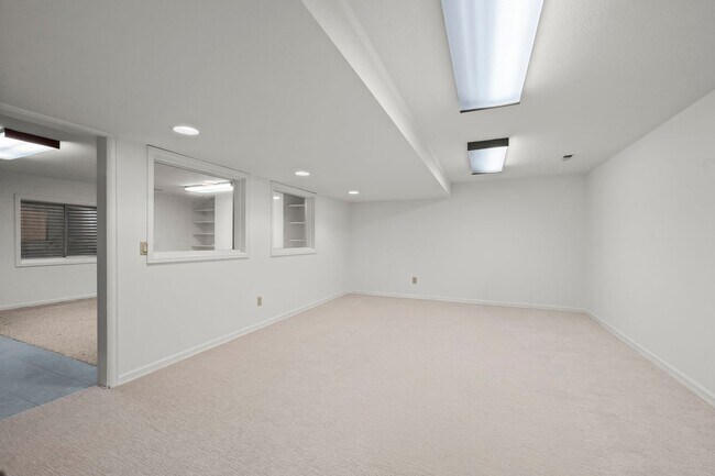 Building Photo - Custom Boulder 4 Bedroom + Finished Basement