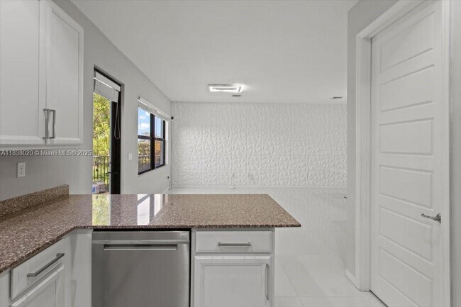 Building Photo - 635 NE 191st Terrace