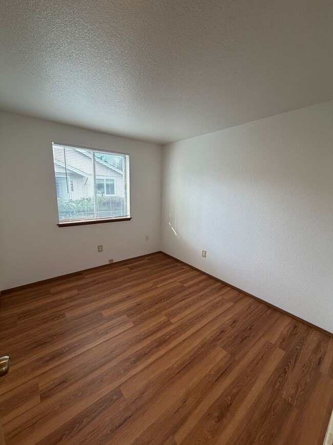 Building Photo - 1474 Diamond Rd SE