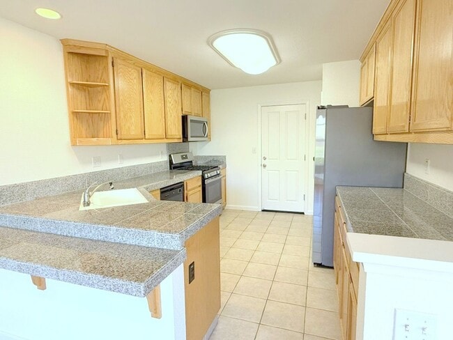 Building Photo - BEAUTIFUL BRIDGES END TOWNHSE, NEAR PARKS, GOLF COURSE, COYOTE CREEK ELEMENTARY !