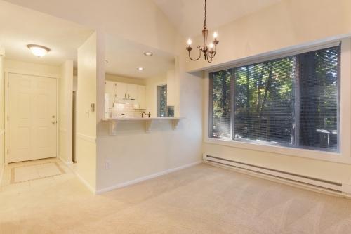 Building Photo - 2 bedroom in Bellevue WA 98007