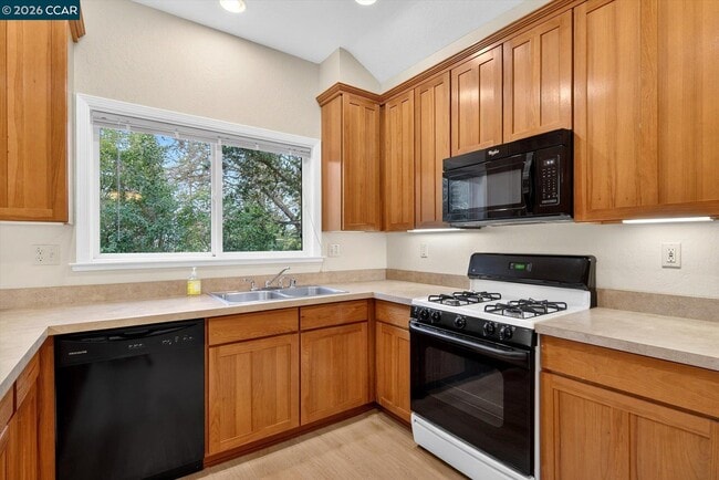 Building Photo - 261 Castle Hill Ranch Rd