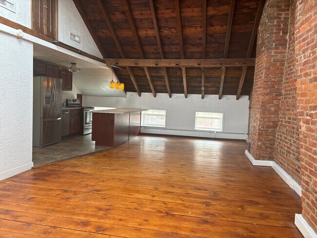 Building Photo - 1-2 Bedroom 3rd Floor Apartment Across from Central Market in Downtown York