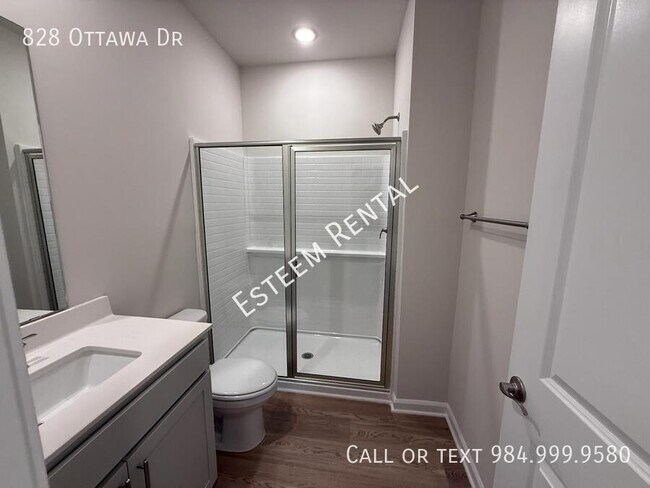 Building Photo - 828 Ottawa Dr